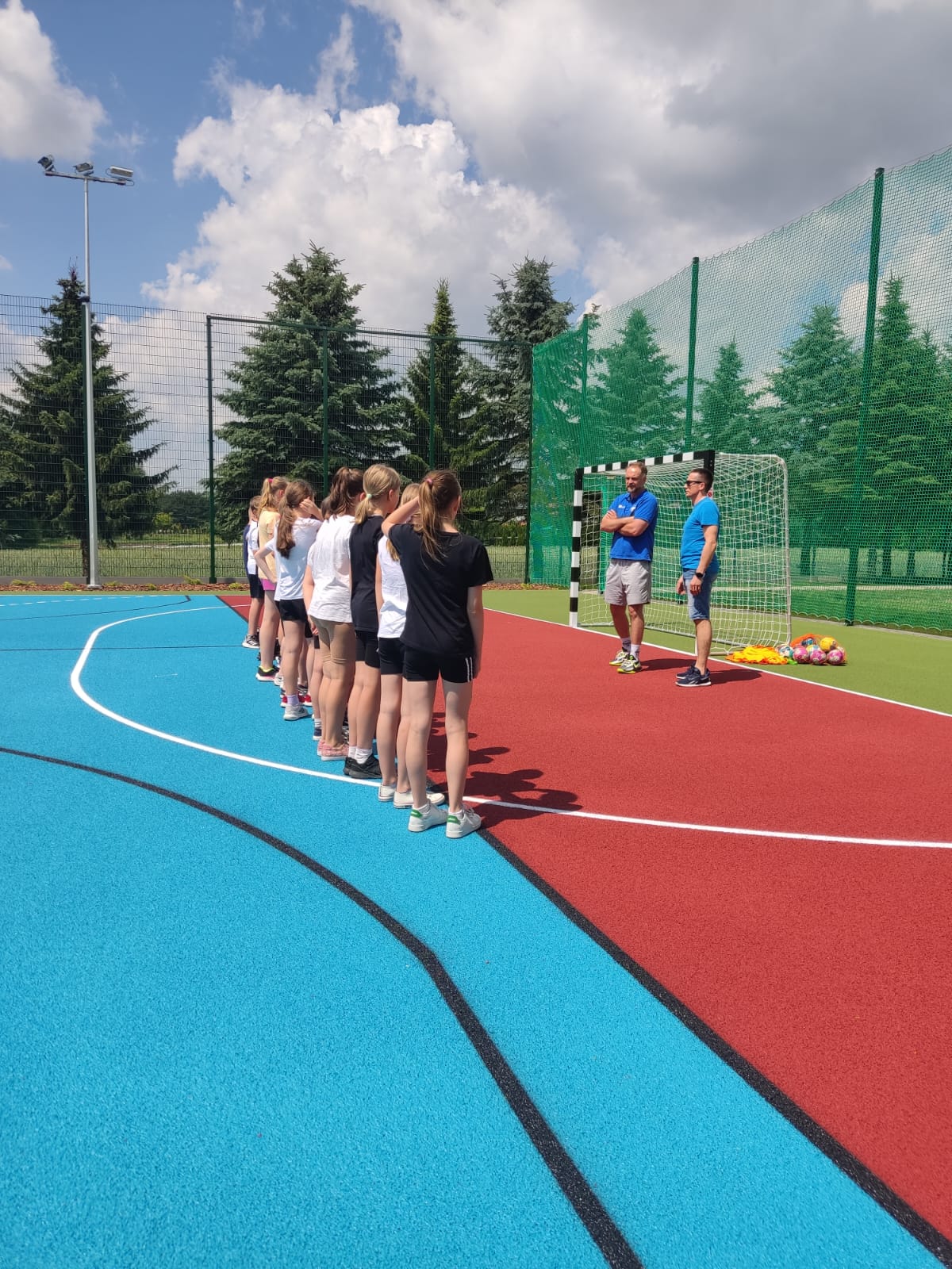 SPR Handball V LO Rzeszów promuje piłkę ręczną w Zespole Szkół w Nowej Wsi koło Rzeszowa